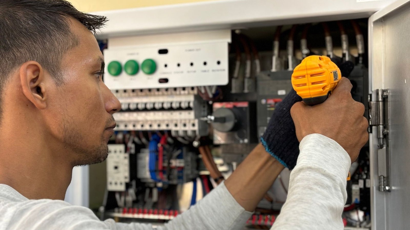 Was verdient ein Elektrotechniker im Handwerk? Gehalt, Ausbildungsvergütung und Meistergehalt 2026
